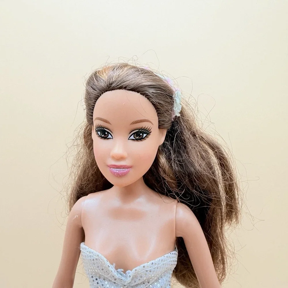 2007 Barbie Fashion Fever Teresa Brunette w Silver Fashion Dress Shoes & Headban